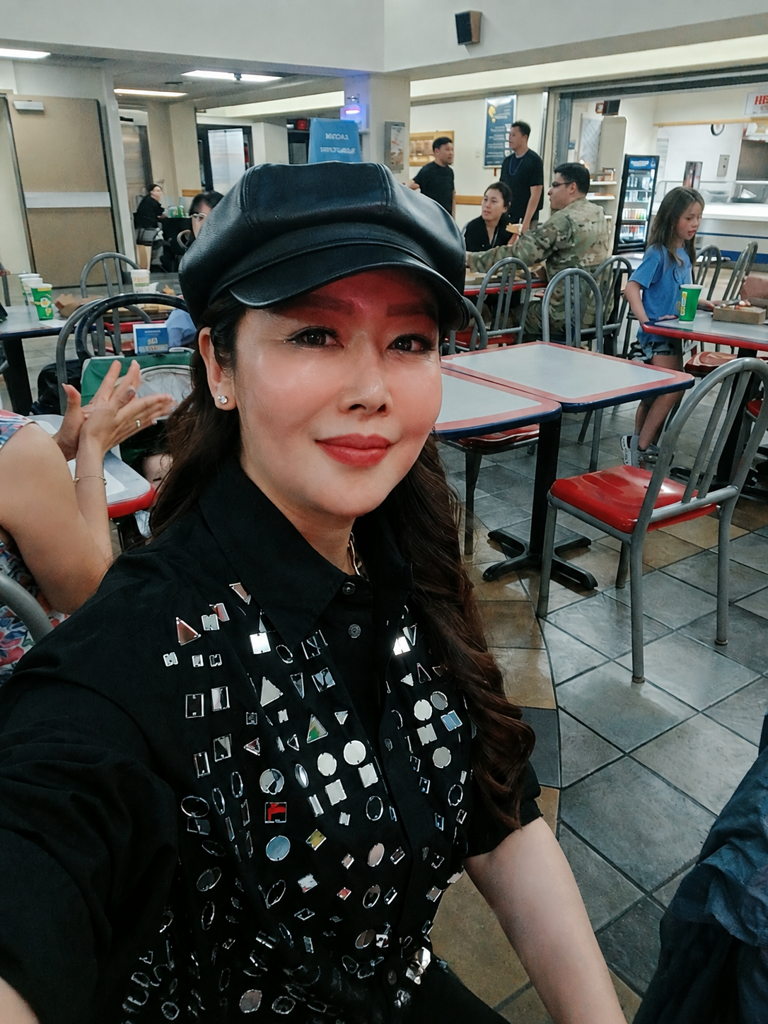 검은 모자와 무대 의상을 착용한 가수 정세진
